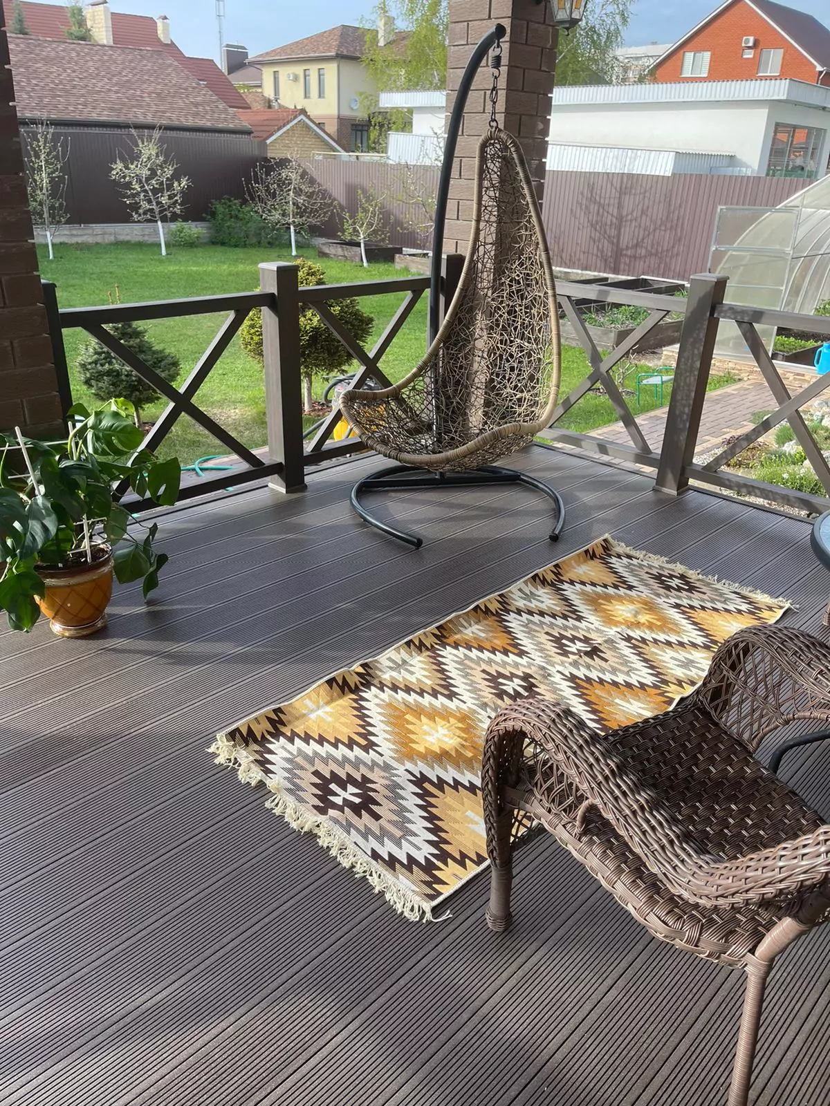 Терраса со ступенями и ограждением из ДПК